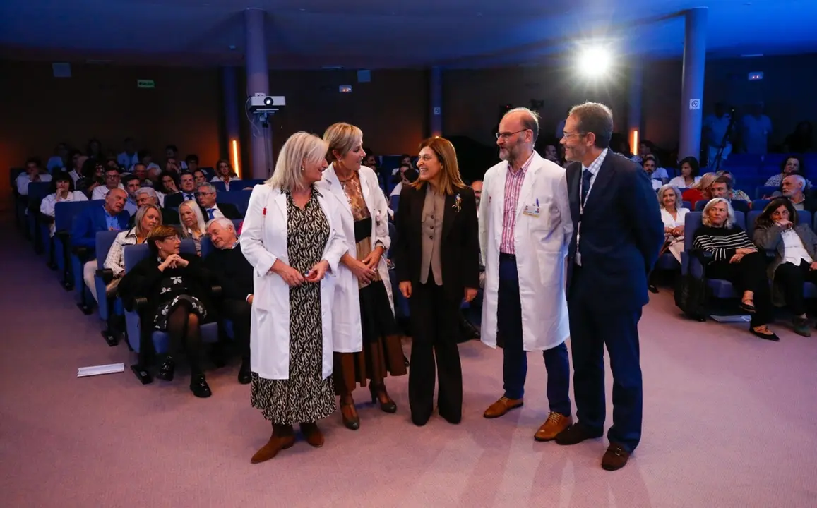 La directora de Enfermería, la directora gerente, la presidenta de Cantabria, el director médico y el director de gestión en la celebración del 30 aniversario de Sierrallana. (Foto: Medicina Cantabria)