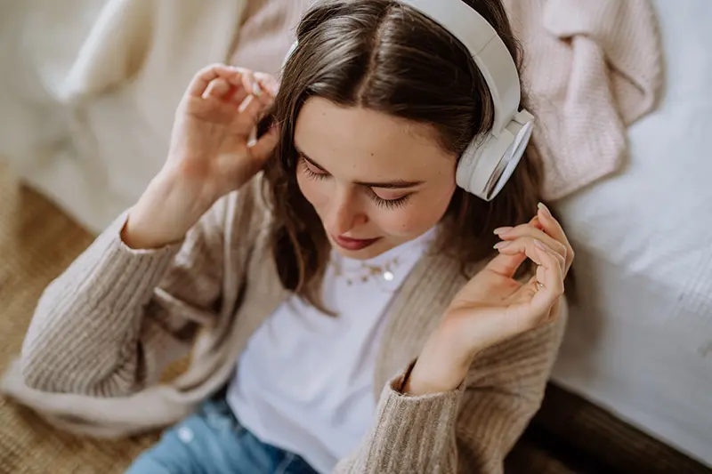 Mujer escuchando música (Foto: Envato)