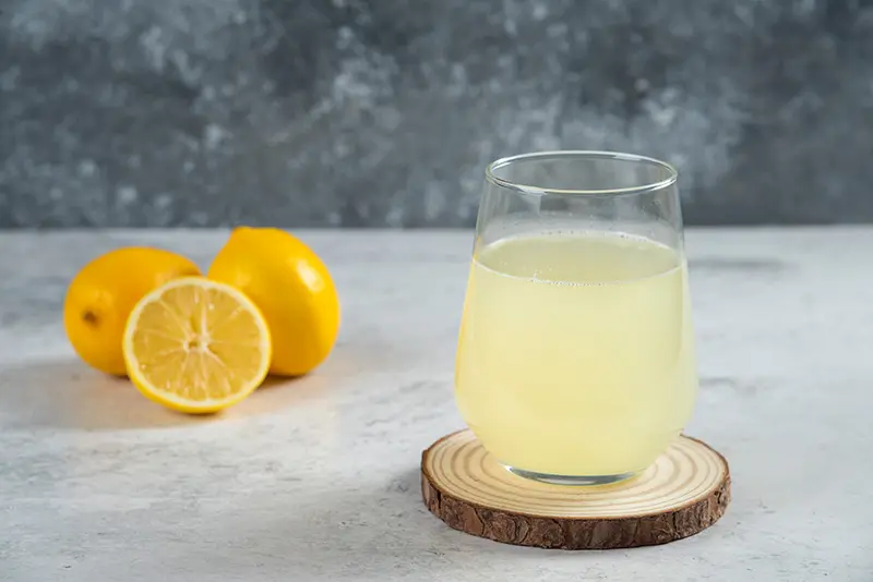 Agua con limón (Foto: Envato)