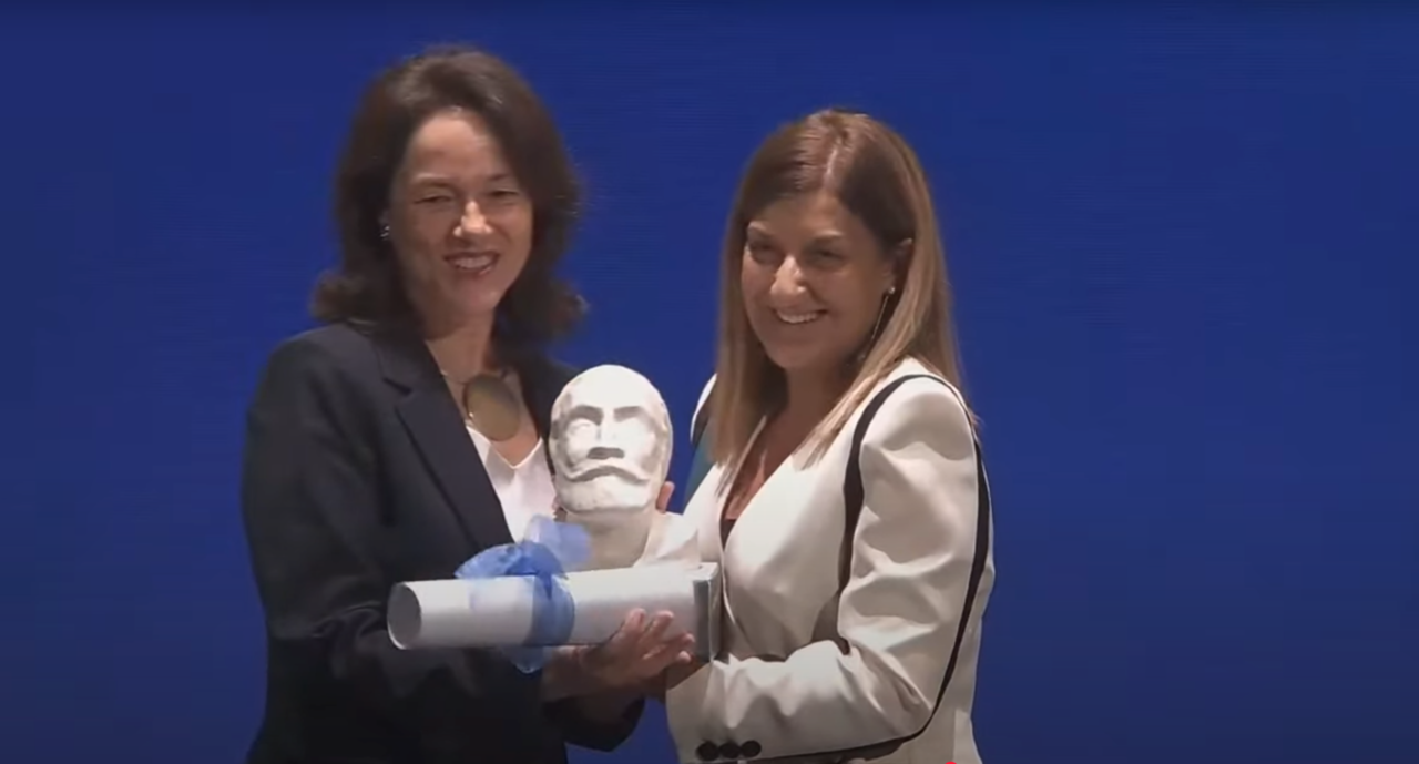 La presidenta de Cantabria, María José Sáenz de Buruaga, entrega el premio a Carola García de Vinuesa (Foto: Medicina Cantabria)