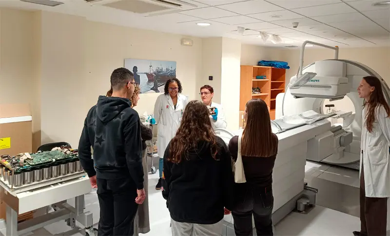 Alumnos conocen de cerca la investigación biomédica (Foto: IDIVAL)