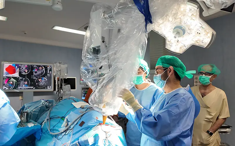 Primera cirug&iacute;a de un tumor cerebral asistida por el microscopio robotizado, la biopsia digital y la RIO (Foto: Gobierno de Cantabria)