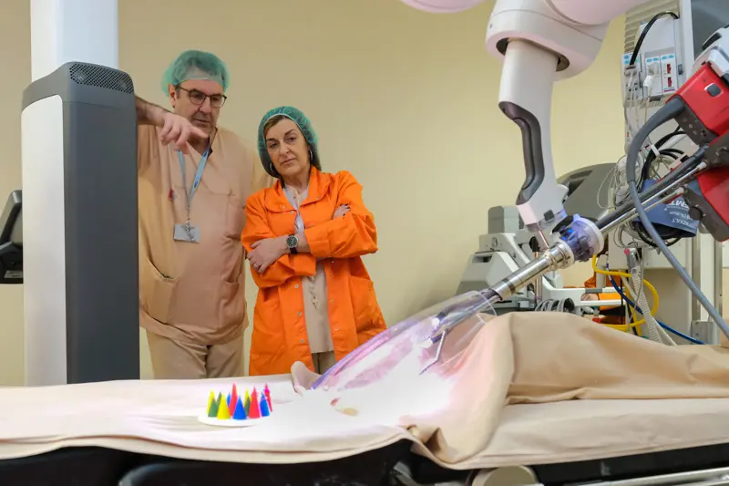 El jefe de Urolog&iacute;a de Valdecilla explica a la presidenta el funcionamiento del nuevo robot (Foto: Gobierno de Cantabria)