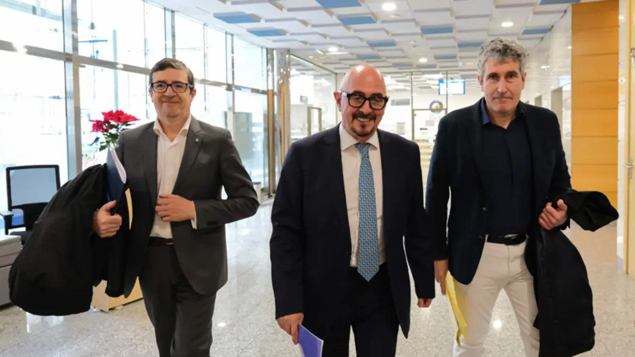 Autoridades del departamento sanitario (Foto: Gobierno de Cantabria)