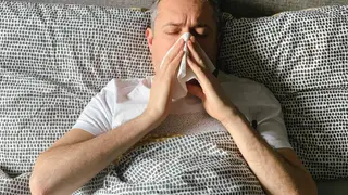 Hombre con gripe (Foto: envato)