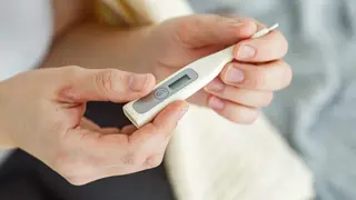 Una persona sostiene un termómetro (Foto: envato)