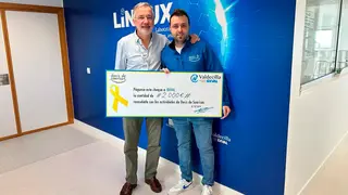 El mago Xuso hace entrega de la donación (Foto: IDIVAL)