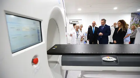 El ex ministro de Sanidad, José Miguel Miñones, y el consejero de Salud del Gobierno de Cantabria, César Pascual, durante una visita al Hospital Universitario Marqués de Valdecilla en noviembre. (Foto:  Lara Revilla, Gobierno de Cantabria)