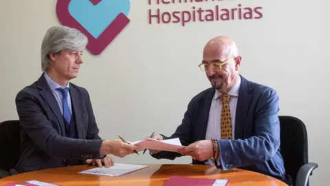 El consejero de Salud, César Pascual, y el gerente de Padre Menni, Carlos Pajares, en la firma del convenio. (Foto: Gobierno de Cantabria)