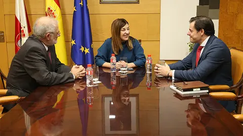 La presidenta de Cantabria en la reunión con los representantes de Mutua Montañesa (Foto: Gobierno de Cantabria)