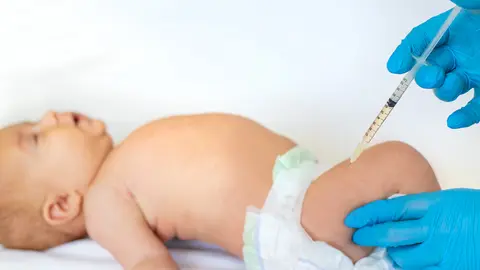 Un profesional sanitario vacuna a un bebé (Foto: envato)