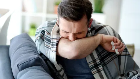 Hombre resfriado (Foto: envato)