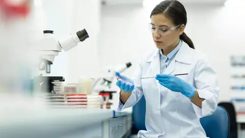 Imagen de una mujer en un laboratorio (Foto: envato)