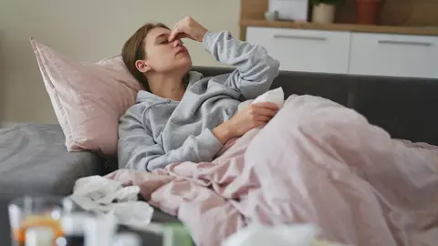 Imagen de una mujer con gripe (Foto: envato)