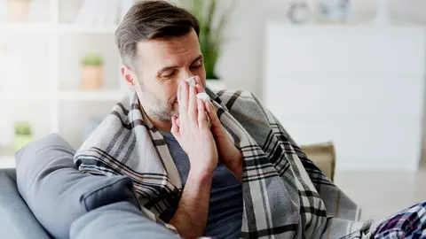 Imagen de un hombre con gripe (Foto: envato)