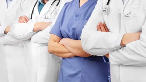 Profesionales sanitarios de Medicina y Enfermería (Foto: envato)