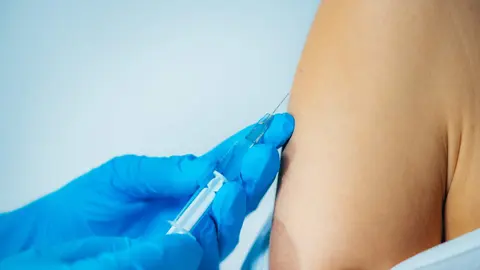 Profesional de enfermería vacuna frente a la gripe