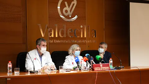 El coordinador de trasplantes de Valdecilla, Eduardo Miñambres, la gerente de Valdecilla, María Dolores Acón y el gerente del SCS, Luis Carretero, en la rueda de prensa (Foto: Leticia Navarro)
