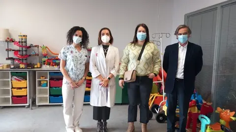 La subdirectora de Enfermería; la jefa de Servicio de Pediatría de Valdecilla; la persona que ha realizado la donación a la FMV, y el gerente de la Fundación (Foto: Fundación Marqués de Valdecilla)