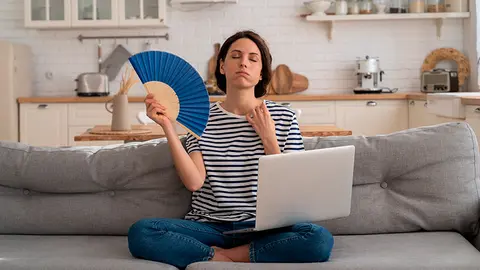 Mujer trabajando con calor (Foto: envato)
