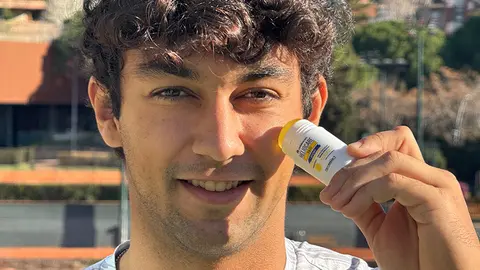 El tenista con la gama de fotoprotección que promocionará (Foto: Cantabria Labs)