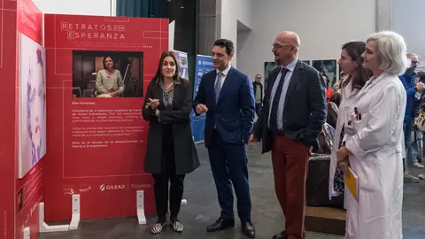 Los participantes en la inauguración visitando la muestra plástica (Foto: Gobierno de Cantabria)