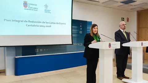 La presidenta de Cantabria y el consejero de Salud en la rueda de prensa de esta mañana (Foto: Irene Olmo)