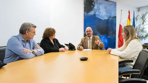 El consejero durante la reunión con parte del equipo del proyecto (Foto: Gobierno de Cantabria)
