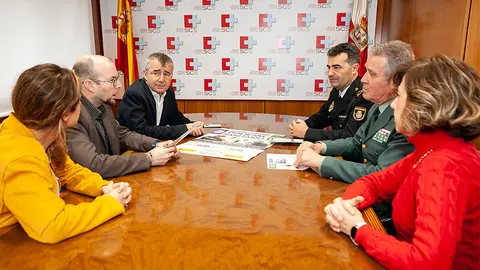 Entrega de los carteles (Foto: Gobierno de Cantabria)