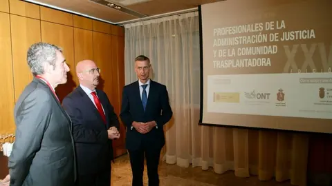 Eduardo Miñambres, coordinador autonómico de Trasplantes; César Pascual, consejero de Salud, y José Luis López del Moral, presidente del Tribunal Superior de Justicia de Cantabria durante la apertura de las jornadas (Foto: Gobierno de Cantabria)