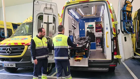 Profesionales explican el funcionamiento de las ambulancias (Foto: Medicina Cantabria)