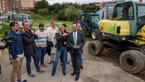 Visita al espacio donde se instalará el edificio (Foto: Gobierno de Cantabria)