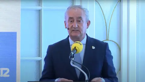 El presidente del Consejo General de Colegios Oficiales de Médicos, Tomás Cobo, durante su ponencia (Foto: Medicina Cantabria)