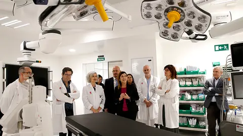 Autoridades visitan el nuevo quirófano (Foto: Gobierno de Cantabria)