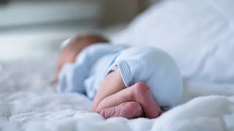 Neonato con marcas de inyección tras las pruebas de enfermedad (Foto: envato)