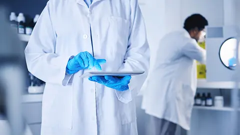 Sanitario realizando proyectos de innovación (Foto. envato)
