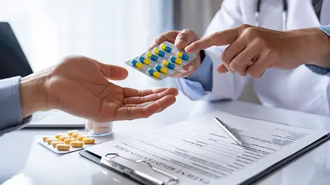 Profesional entrega medicamentos (Foto: envato)