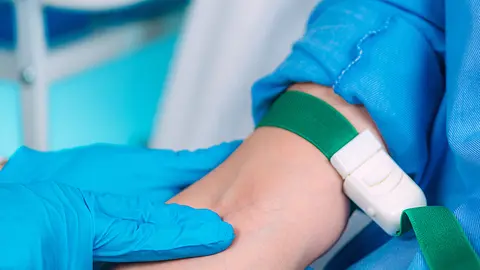 Enfermera sacando sangre (Foto. envato)