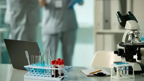 Investigadores sanitarios (Foto: envato)