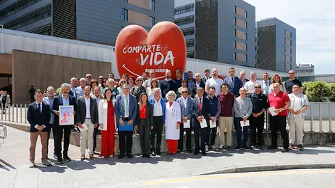 Foto de familia con los donantes que han recibido el reconocimiento (Foto: Gobierno de Cantabria)
