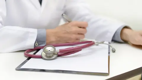 Médico en centro de salud (Foto: envato)