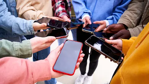 Jóvenes con sus móviles (Foto: envato)