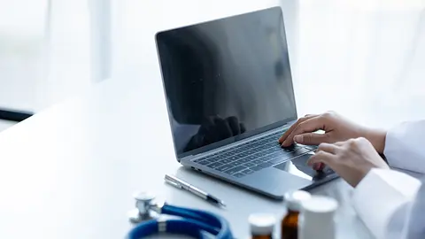 Médico realizando un informe (Foto: envato)