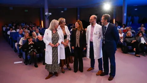 La directora de Enfermería, la directora gerente, la presidenta de Cantabria, el director médico y el director de gestión en la celebración del 30 aniversario de Sierrallana. (Foto: Medicina Cantabria)