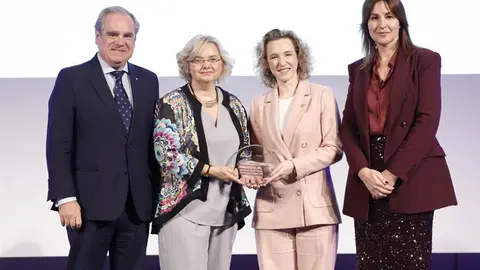 Recogida de premio (Foto: Gobierno de Cantabria)