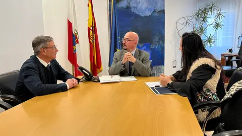 El consejero César Pascual junto al alcalde del municipio y la concejala de Sanidad (Foto: Gobierno de Cantabria)