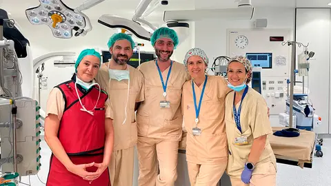 Oria Rodríguez, enfermera; Valentín Tascón, cirujano cardíaco; Víctor Expósito y Susana González, de la Unidad de Arritmias; Carolina romero, anestesista (Foto: Gobierno de Cantabria)