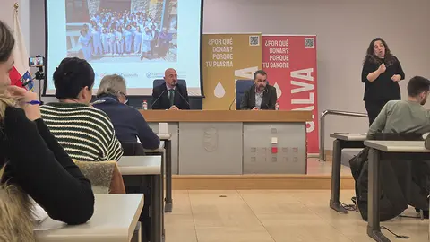 El consejero de Salud y el director del Banco de Sangre y Tejidos de Cantabria en rueda de prensa (Foto: Medicina Cantabria)