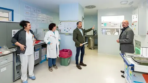 Visita a la sala blanca de la unidad (Foto: Gobierno de Cantabria)