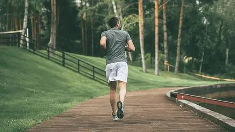 Hombre corriendo en el parque (Foto: envato)